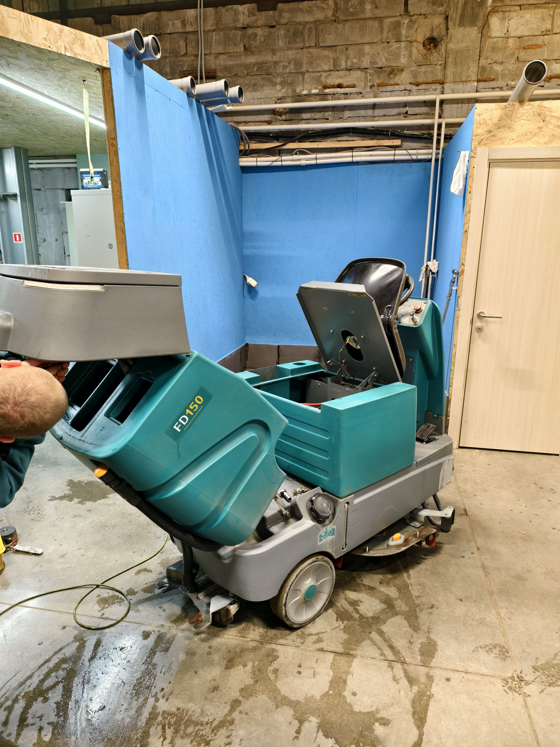 Аренда двух Wellland FD150 для уборки парковки